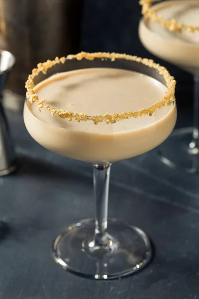 Boozy Festive Gingerbread Martini Cocktail Vodka Cream — стоковое фото