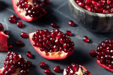 Çiğ kırmızı organik nar tohumları yemeye hazır.