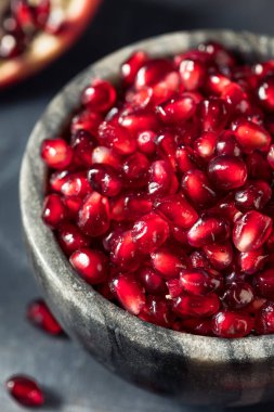 Çiğ kırmızı organik nar tohumları yemeye hazır.