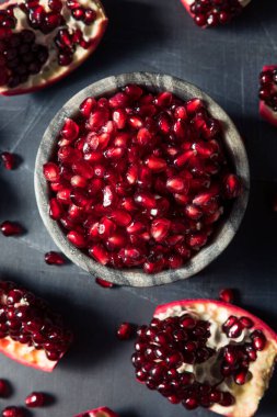 Çiğ kırmızı organik nar tohumları yemeye hazır.