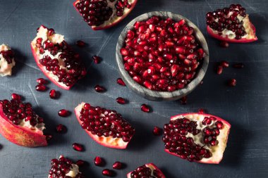 Çiğ kırmızı organik nar tohumları yemeye hazır.