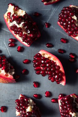 Çiğ kırmızı organik nar tohumları yemeye hazır.