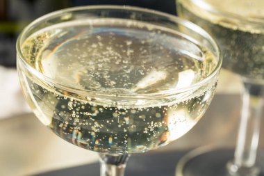 Yılbaşı için Coupe Bardağında Soğuk Canlandırıcı Şampanya