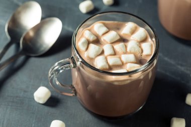 Bardakta kremalı sıcak çikolata ve sıcak çikolata.