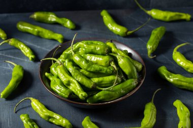 Çiğ Yeşil Organik Shashito Biberleri Pişirmeye Hazır