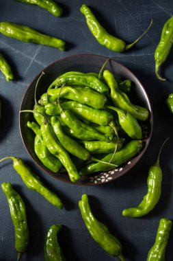 Çiğ Yeşil Organik Shashito Biberleri Pişirmeye Hazır