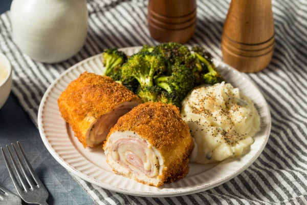 Homemade Breaded Chicken Cordon Bleu Cheese Ham — Fotografia de Stock