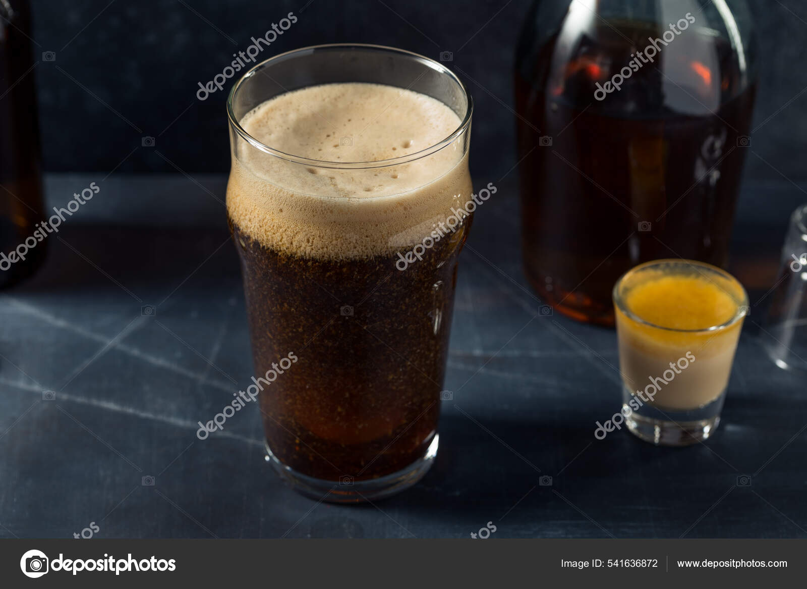 Освежающие Ирландские Бомбовые Выстрелы Крепким Пивом Сливочным.