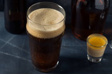 Şişman Bira ve Krem Likörle Soğuk Tazeleyici İrlanda Bombaları