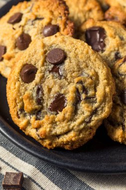 Ev yapımı Tahini çikolatalı kurabiye ve deniz tuzu.