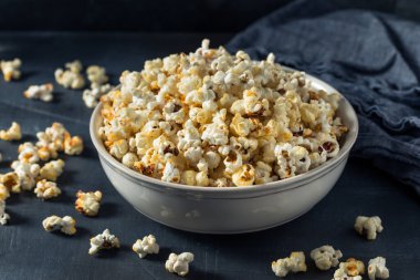 Ev yapımı şekerli patlamış mısır, tuzlu ve tereyağlı patlamış mısır.