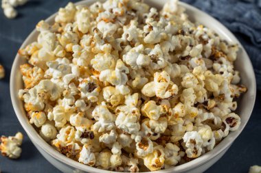 Ev yapımı şekerli patlamış mısır, tuzlu ve tereyağlı patlamış mısır.
