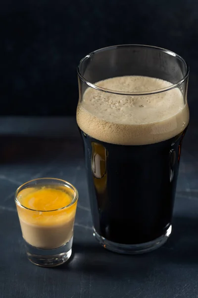 用烈性啤酒和奶油酒冷藏爱尔兰炸弹射击 — 图库照片