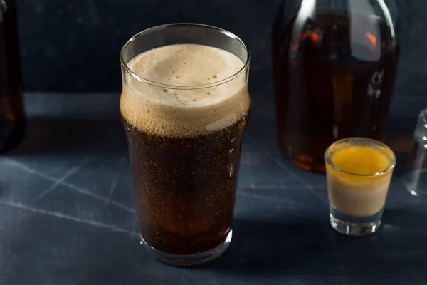 Cold Refreshing Irish Bomb Shots Stout Beer Cream Liquor — Stock Photo, Image