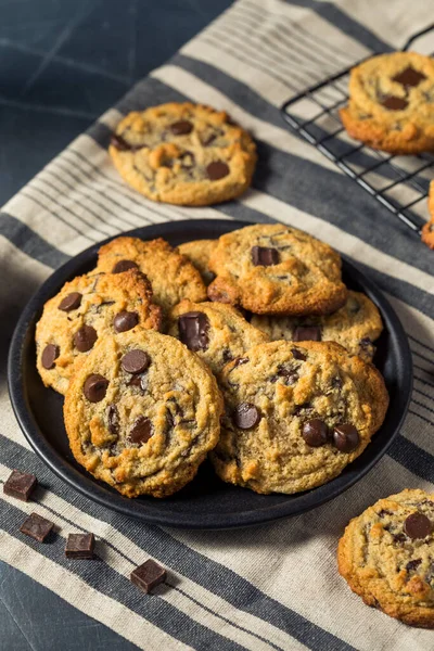 Házi Készítésű Tahini Csokoládé Chip Cookie Tengeri Sóval — Stock Fotó