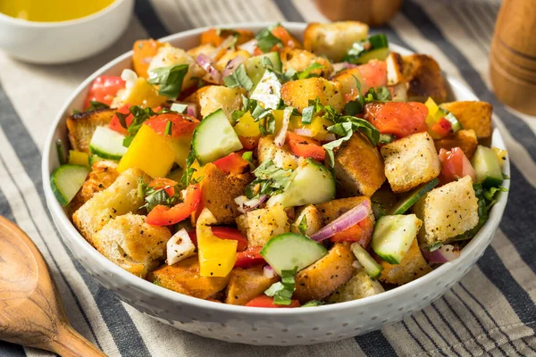 Salada Pão Panzanella Italiana Caseira Com Manjericão Tomate Pepino — Fotografia de Stock