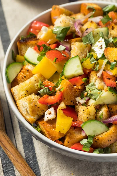 Salada Pão Panzanella Italiana Caseira Com Manjericão Tomate Pepino — Fotografia de Stock