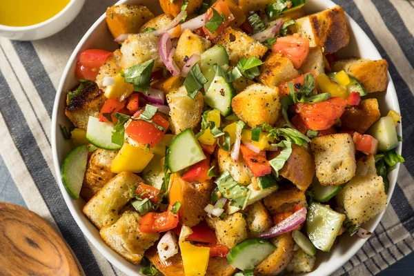 Hemlagad Italiensk Panzanellasallad Med Tomatbasilika Och Gurka — Stockfoto