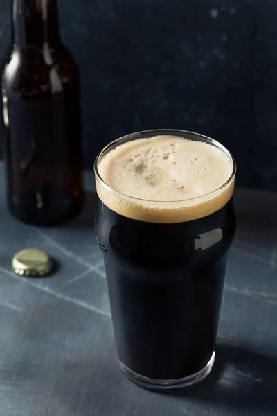 Refreshing Cold Irish Stout Beer Pint Glass — Stock Photo, Image