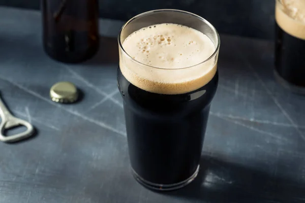 Rinfrescante Birra Fredda Irlandese Stout Bicchiere Pinta — Foto Stock