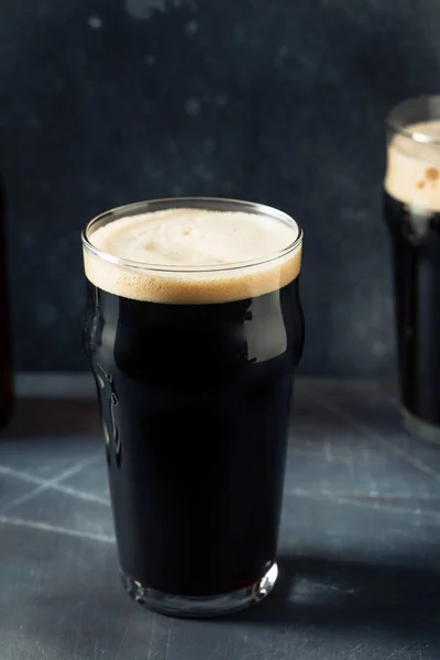 Refreshing Cold Irish Stout Beer Pint Glass — Stock Photo, Image