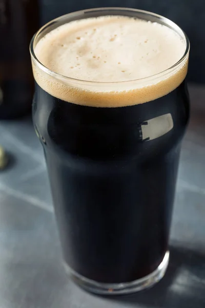 Refreshing Cold Irish Stout Beer Pint Glass — Stock Photo, Image