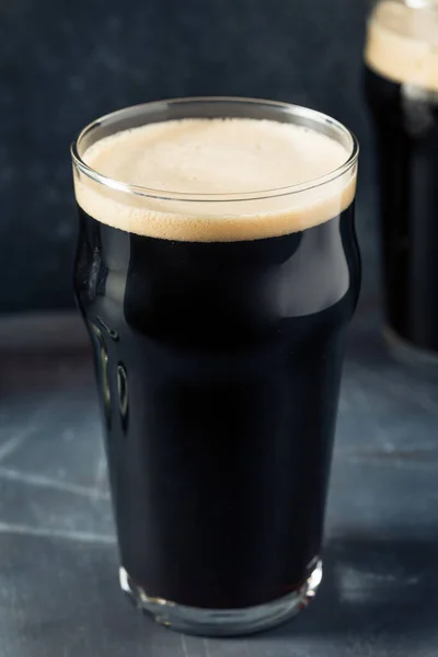 Refreshing Cold Irish Stout Beer Pint Glass — Stock Photo, Image