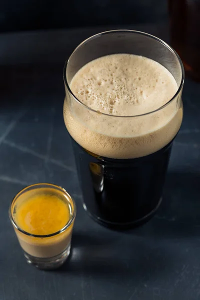Kall Uppfriskande Irländska Bombskott Med Stout Beer Och Cream Liquor — Stockfoto