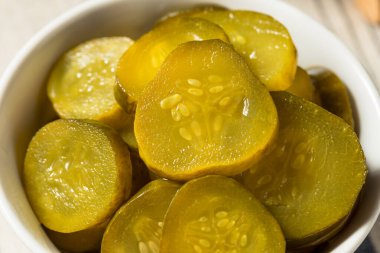 Organik yeşil ekmek ve tereyağlı cips.