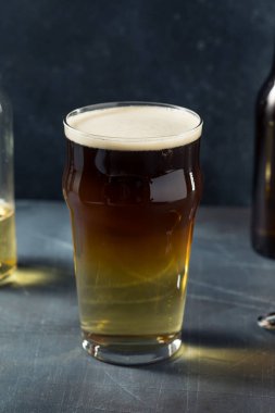 Soğuk Serinletici Yılan Isırığı Şarabı ve Bardakta Kalın Kokteyl