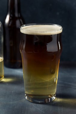 Soğuk Serinletici Yılan Isırığı Şarabı ve Bardakta Kalın Kokteyl