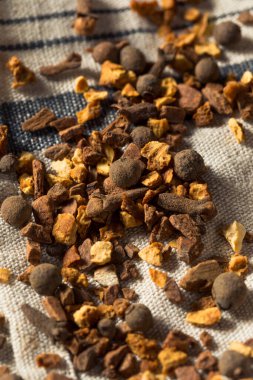 Çiğ Organik Düşünme Baharatları Kasede