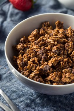 Kahvaltı için sağlıklı ev yapımı çikolatalı granola.