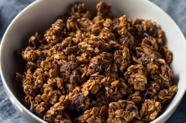 Kahvaltı için sağlıklı ev yapımı çikolatalı granola.