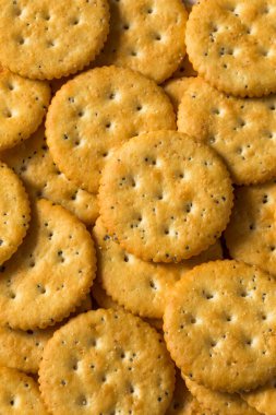 Tabakta sağlıklı kahverengi yuvarlak buğday krakerleri