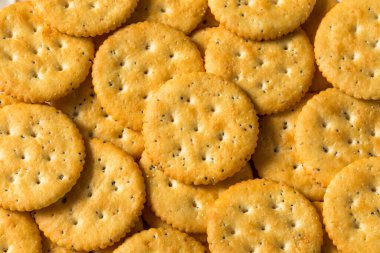 Tabakta sağlıklı kahverengi yuvarlak buğday krakerleri