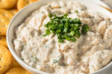 Ev yapımı füme somon ve kraker.