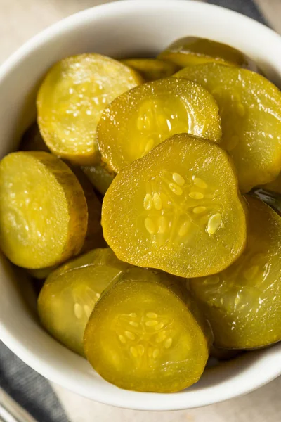 Biologisch Groen Brood Boter Pickle Chips Een Schaal — Stockfoto