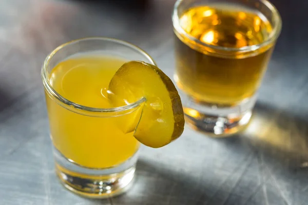 Boozy Studený Pickleback Shot Koktejl Irskou Whisky — Stock fotografie