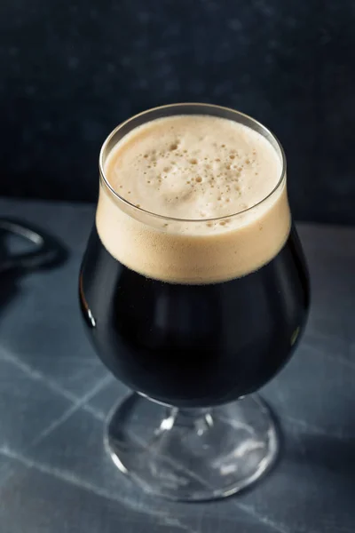Cold Refreshing Irish Stout Beer Glass — Stock Photo, Image