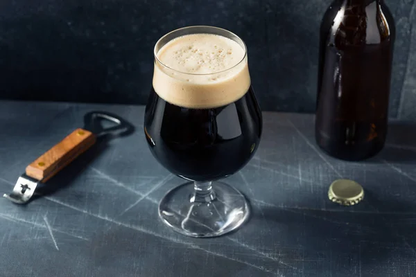 Cold Refreshing Irish Stout Beer Glass — Stock Photo, Image
