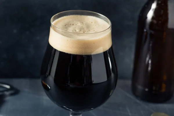 Koud Verfrissend Irish Stout Beer Een Glas — Stockfoto