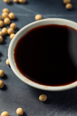 Kâse içinde organik koyu soya Tamari sosu.