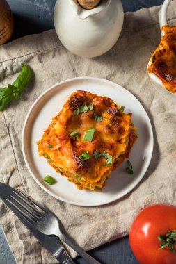 Ev yapımı vejetaryen sebzeli lazanya, domates soslu ve fesleğenli.