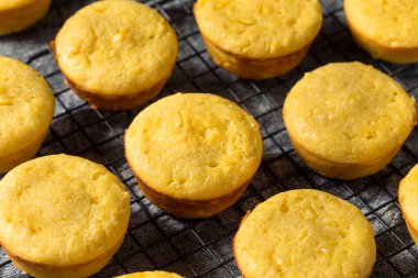 Ev yapımı sarı mısır ekmekli kek. Yemeye hazır.