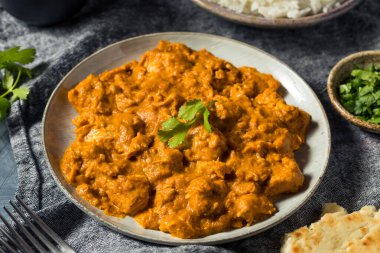 Ev yapımı hindistan cevizli tavuk körili pilav ve naan ekmeği.