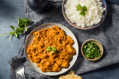 Ev yapımı hindistan cevizli tavuk körili pilav ve naan ekmeği.