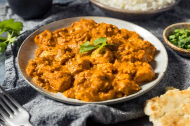 Ev yapımı hindistan cevizli tavuk körili pilav ve naan ekmeği.