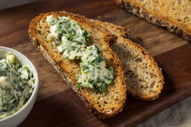 Biberiye ve maydanozlu ev yapımı tereyağı ve ekmek.