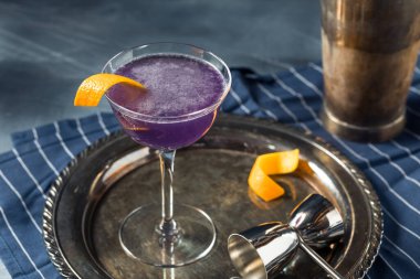 Soğuk Serinletici Su Lily. Üçlü Sec ve Creme de Violette ile Kokteyl.